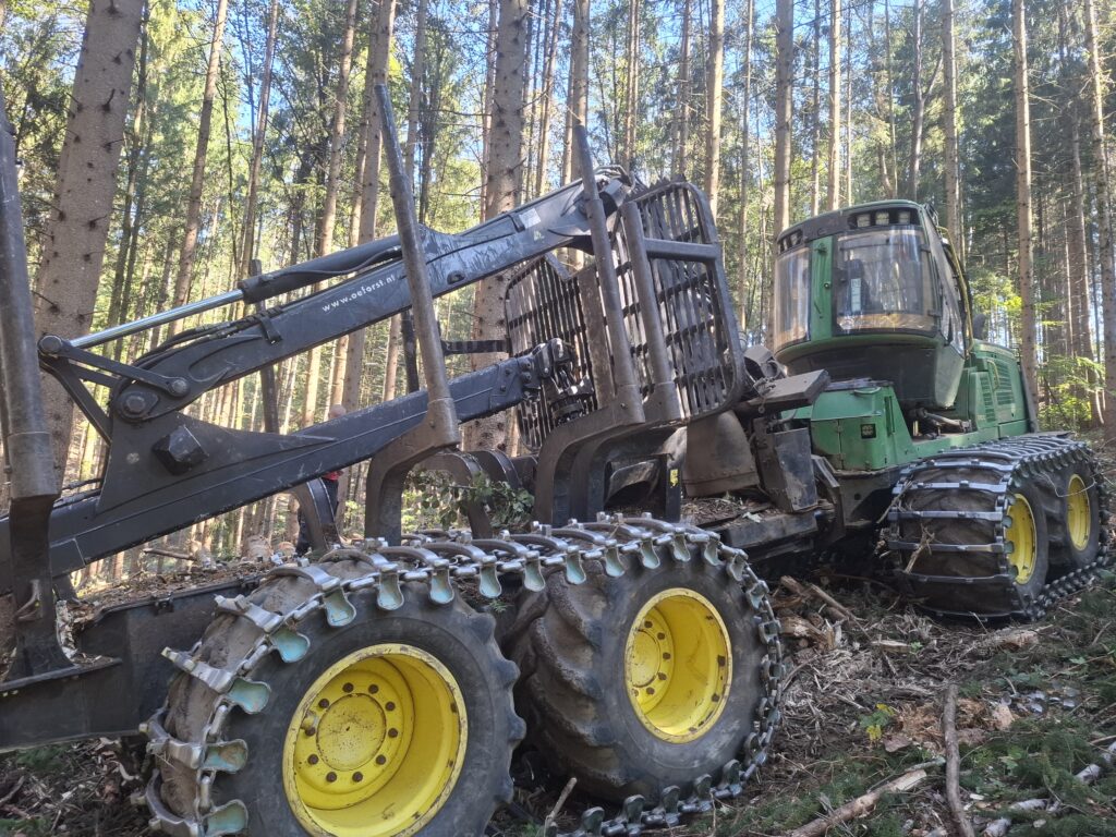 John Deere 1110 E