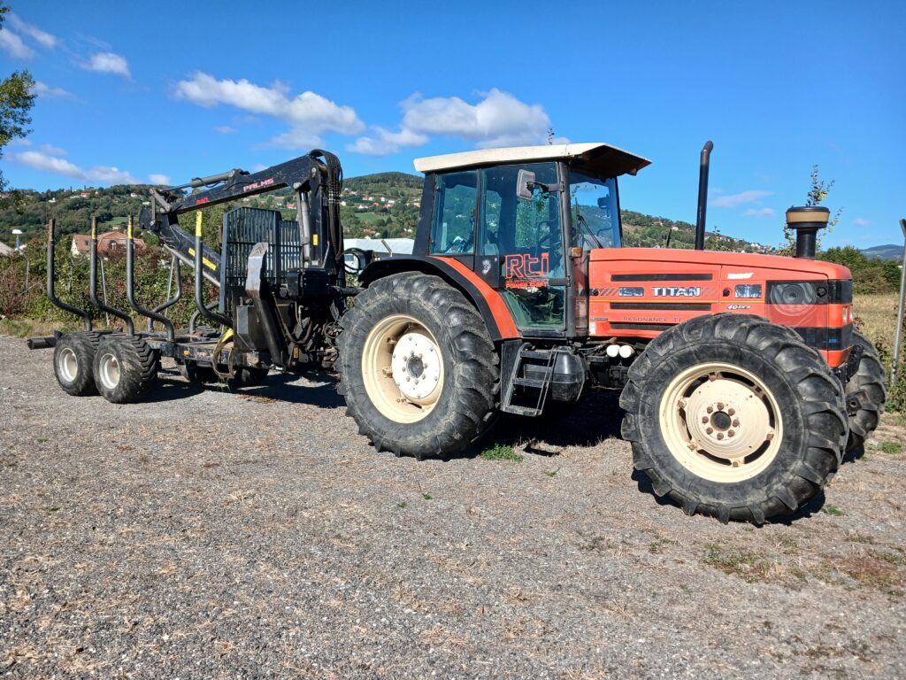 Traktor mit Rückewagen